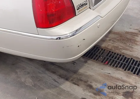 2005 Lincoln Town Car Signature from USA, damaged, VIN 1LNHM81W55Y611266